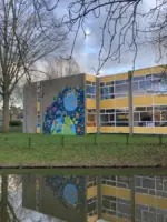 WA323 1 Muurschildering basisschool De Wereld Schaepmanstraat 161 Marianne Schokkenbroek 2023 JPG