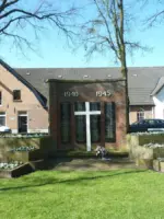 WA042 5 Monument WO II met naamplaten burgerslachtoffers Costerweg jpg