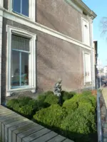 WA174 1 beeld moeder met kinderen Droomhuis Niemeijerstraat 35 Onbekend jpg