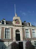 WA045 1 Stadswapen en VN embleem Stadhuis Markt 22 Torck jpg