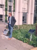 WA154 2 Scientia Telluris Tineke Schoenmaker Aanbieding van het zuiltje bij hoofdgebouw Costerweg mei 1998 jpg