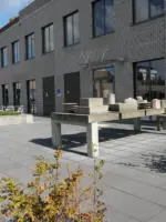 WA283 1 Betonnen tafel met servies Margriet Kemper Vakschool JPG