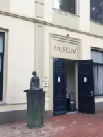 WA284 1 Zittende vrouw Gerry van der Velden De Casteelse Poort Bowlespark JPG