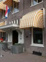 WA295 1 Anjermonument Hotel De Wereld 5 Meiplein Robbert Kamphuis 2021 JPG