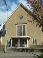 WA235 1 Gebrandschilderd raam voorzijde Aula JPG