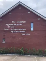 WA318 1 Muurgedicht Ireneschool Gravinnestraat hoek Westerhofseweg Schrijversharten Kamphuis Van Corven 2024 JPG