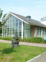 WA106 4 Steenplastiek Tectona Grandis Marinus Boezem Campus WUR west bij Futurum JPG