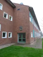 WA104 1 Gevelreliëf Bloem en Bij binnenterrein Scheikundegebouw Dreijenlaan 4 10 jpg