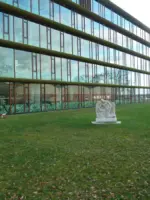 WA197 1 Gevelreliëf zt Knielende vrouw achter Radix Ooststeegzijde Locatie per najaar 2012 Onbekend jpg