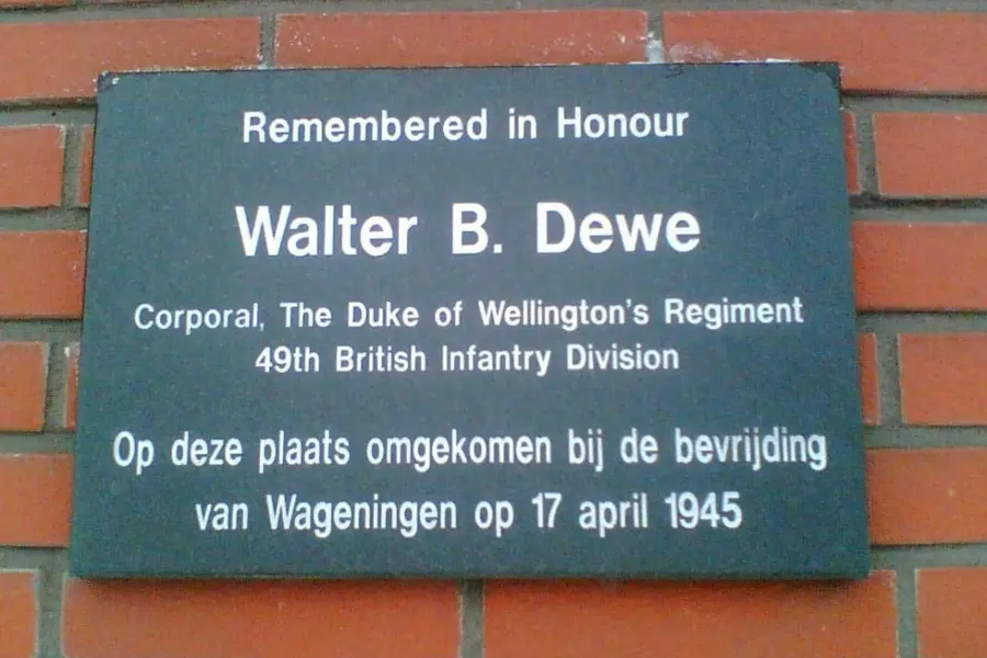 WA065 2 Gedenksteen Walter B Dewe Havenafweg Onbekend jpg