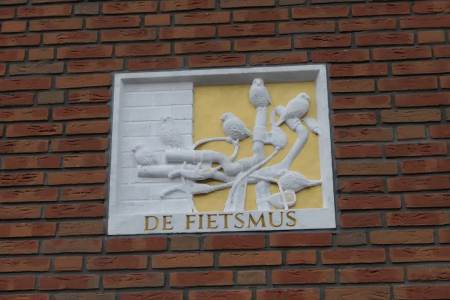WA299 2 Gevelsteen De Fietsmus Prof Meulenbergstraat 25 27 Toon Rijkers 2021 JPG