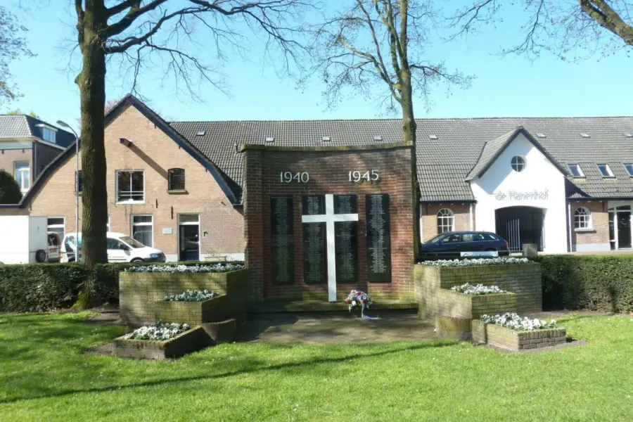 WA042 5 Monument WO II met naamplaten burgerslachtoffers Costerweg jpg