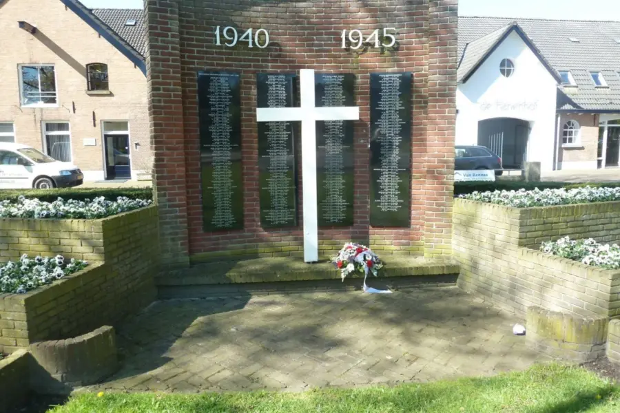 WA042 3 Monument WO II met naamplaten burgerslachtoffers Costerweg jpg