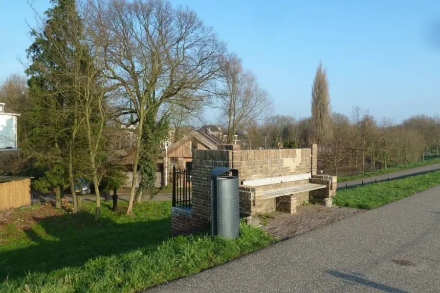 WA211 5 Zitbank bij Witte Sluis Grebbedijk Dijkstraat na restauratie 2015 JPG