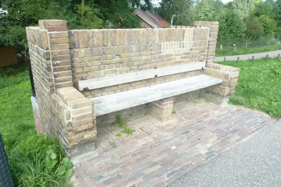 WA211 6 Zitbank bij Witte Sluis Grebbedijk Dijkstraat na restauratie 2015 JPG
