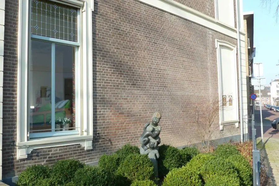 WA174 1 beeld moeder met kinderen Droomhuis Niemeijerstraat 35 Onbekend jpg