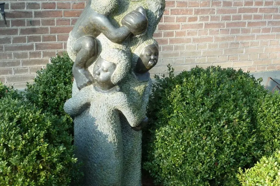 WA174 2 beeld moeder met kinderen Droomhuis Niemeijerstraat 35 jpg