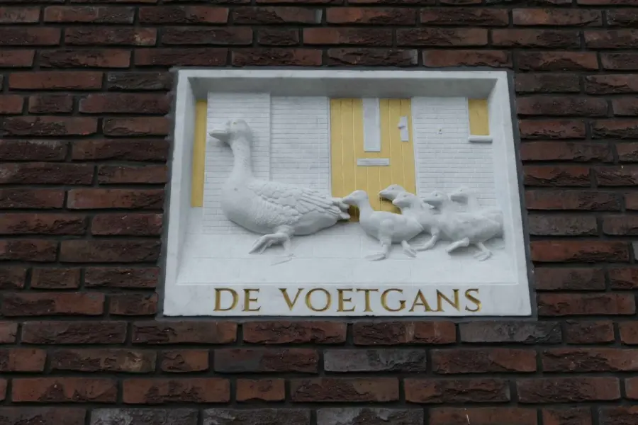 WA306 2 Gevelsteen De Voetgans Toon Rijkers Prof Hofsteestraat 9 11 jpg