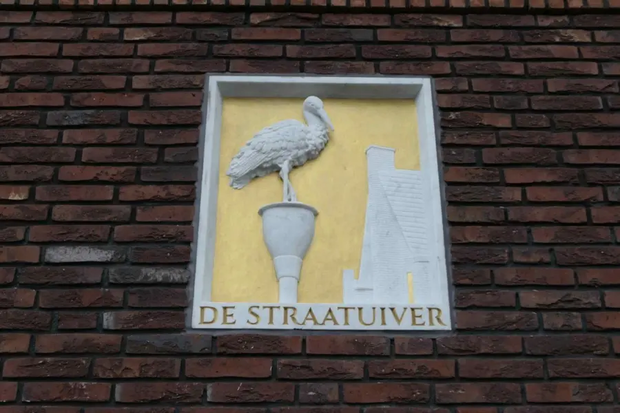 WA307 2 Gevelsteen De Straatuiver Toon Rijkers Prof Hofsteestraat 31 33 jpg