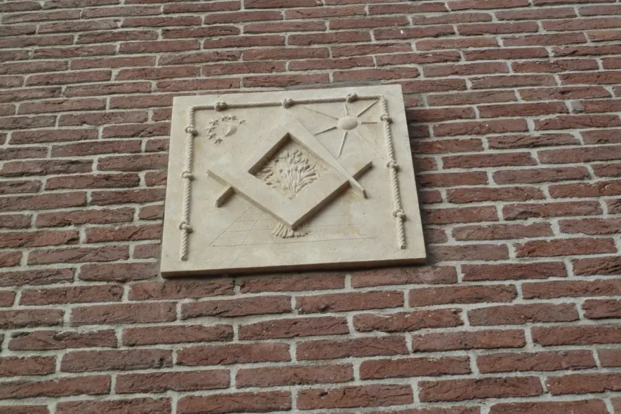 WA073 2 Gevelsteen Vrijmetselaars Niemeijerstraat jpg