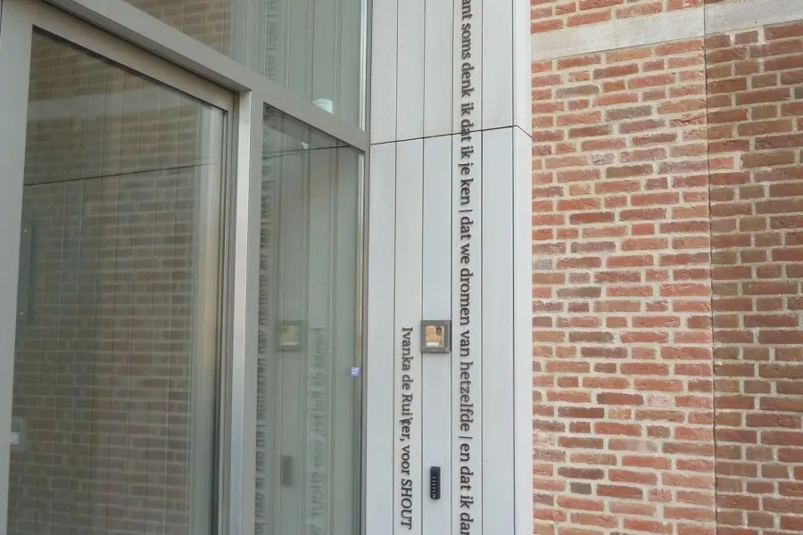 WA274 2 Gedicht Lieve Ander Ivanka de Ruijter Stadhuis entree JPG
