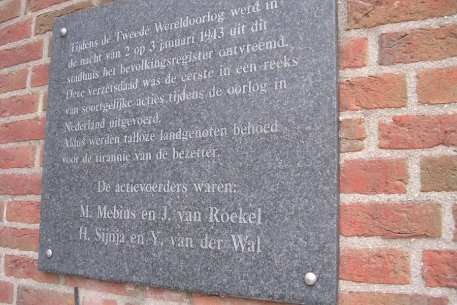 WA034 2 Gedenksteen Bevolkingsregister Stadhuis Markt 22 jpg