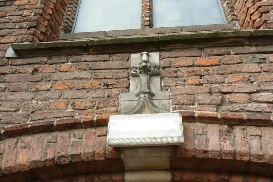 WA074 2 Gevelsteen kerk Markt jpg
