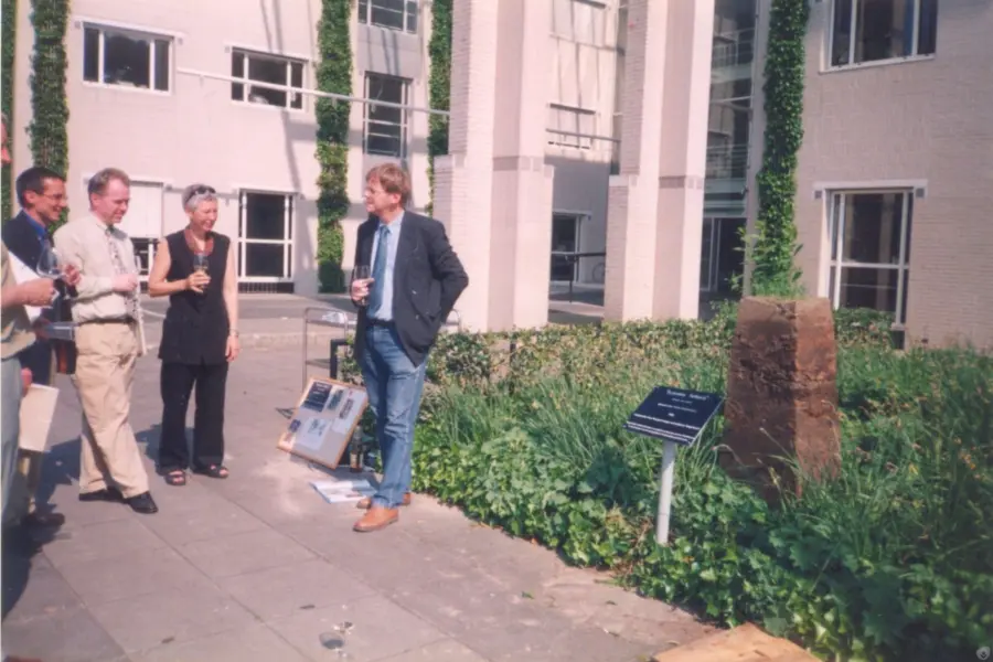 WA154 2 Scientia Telluris Tineke Schoenmaker Aanbieding van het zuiltje bij hoofdgebouw Costerweg mei 1998 jpg