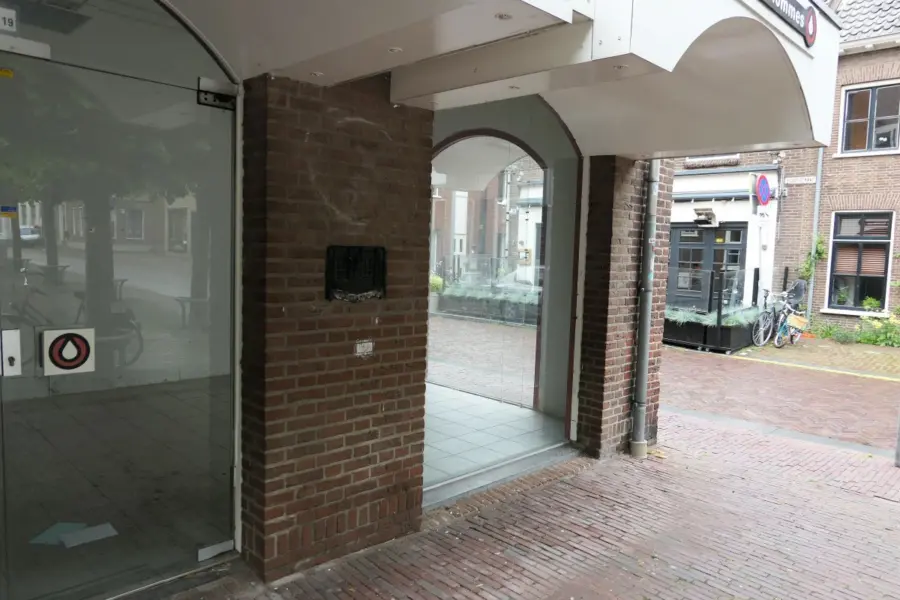 WA128 4 Gevelsteen Van der Linden Markt 19 JPG
