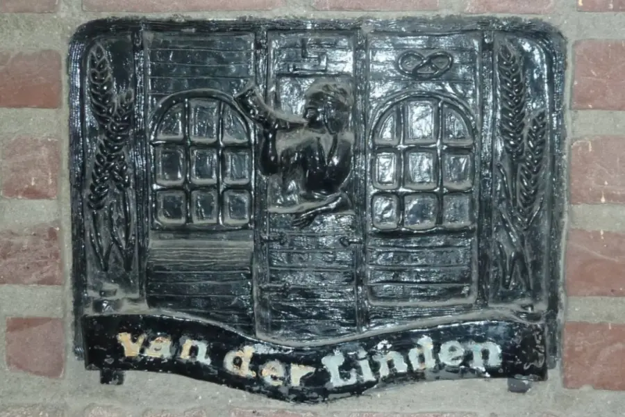 WA128 2 Gevelsteen Van der Linden Markt 19 jpg