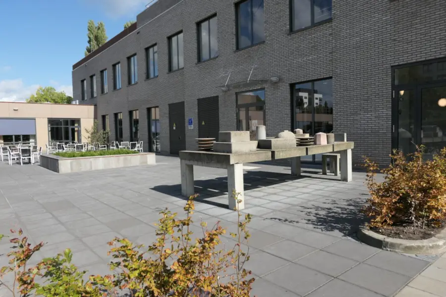 WA283 1 Betonnen tafel met servies Margriet Kemper Vakschool JPG