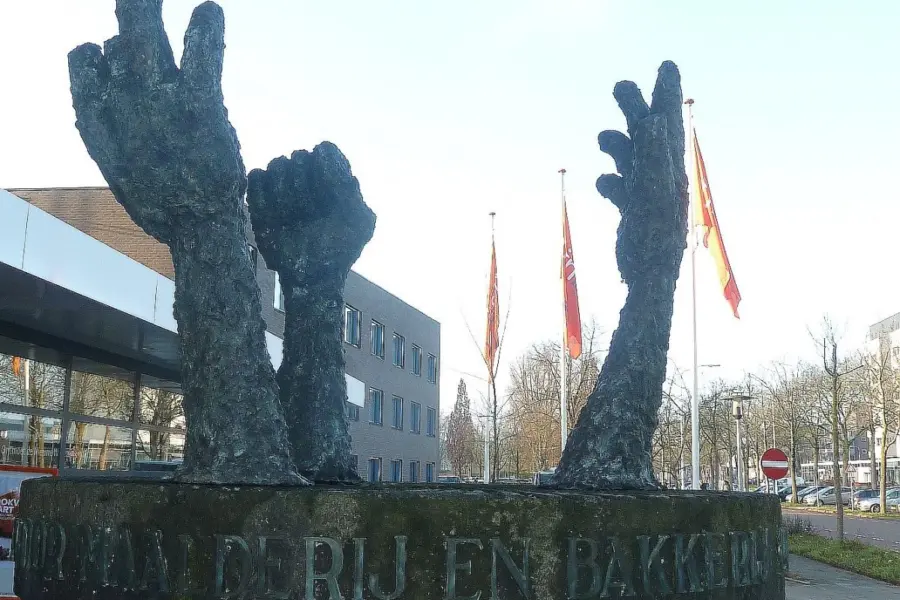 WA210 4 Handen brons Hotelschool Marijkeweg 5 Robbert Kamphuis jpg