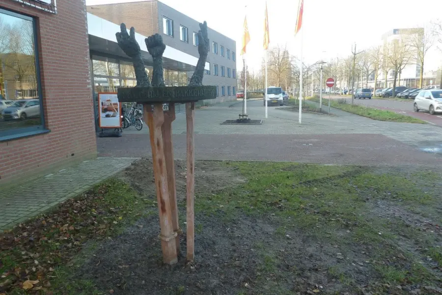 WA210 3 Handen brons Hotelschool Marijkeweg 5 Robbert Kamphuis jpg