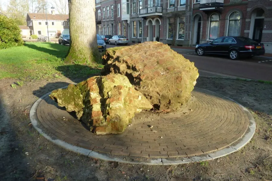 WA232 2 Kasteelmuur brokstuk Bowlespark JPG