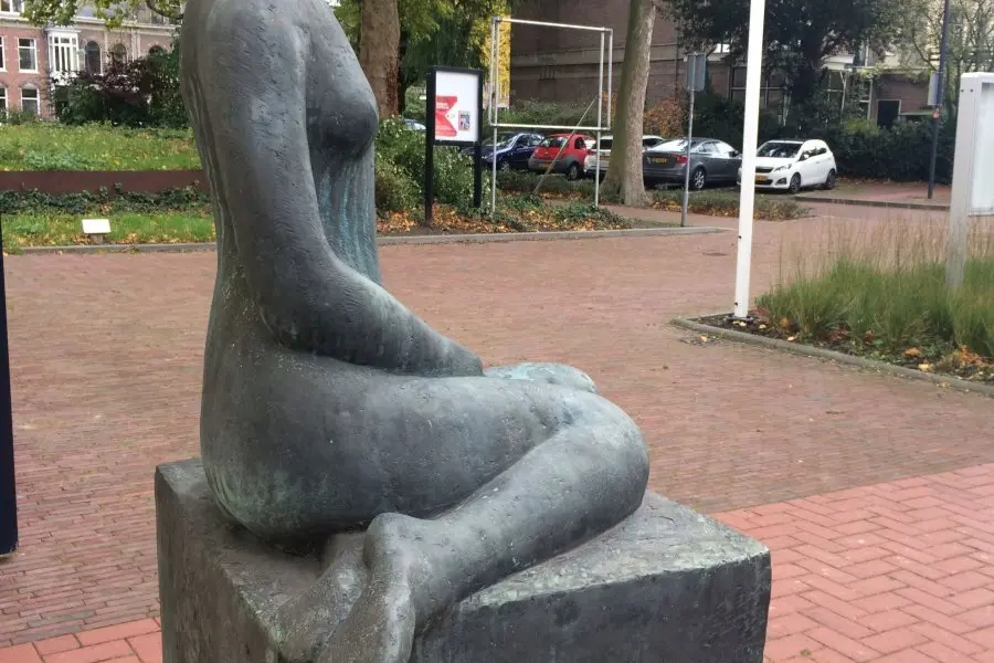 WA284 2 Zittende vrouw Gerry van der Velden De Casteelse Poort Bowlespark2 jpg