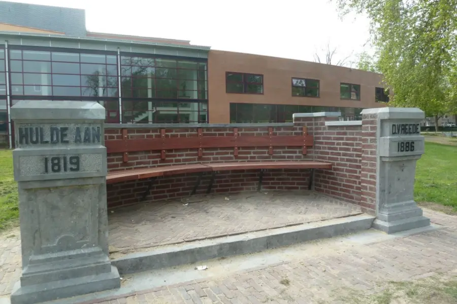 WA085 4 Vreede Bank achter Junushoff Plantsoen na restauratie april 2014 jpg