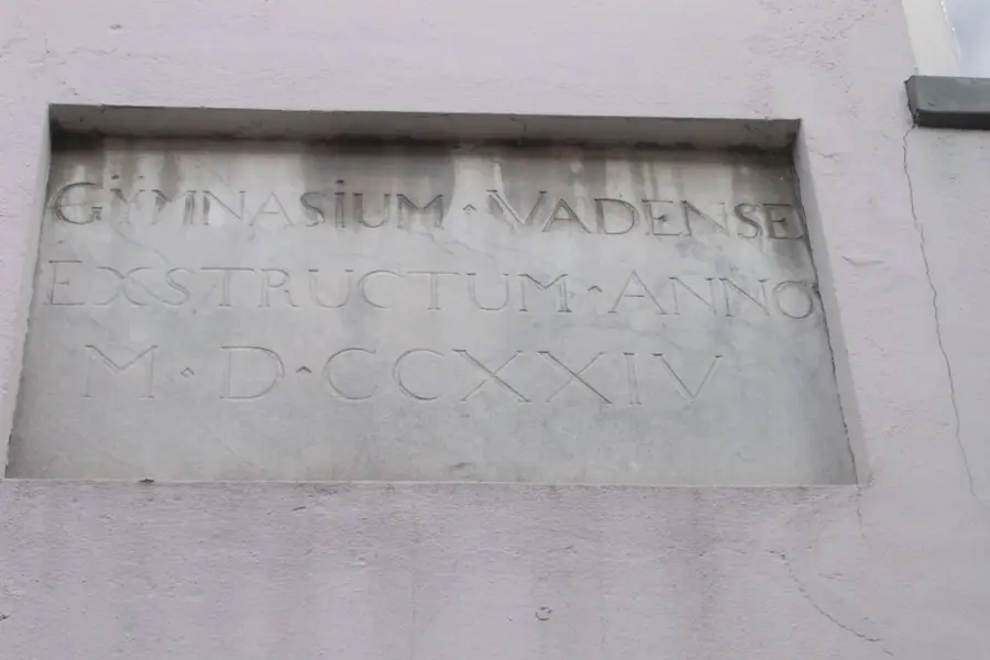 WA172 2 gevelsteen Gymnasium Vadense Heerenstraat Molenstraat JPG