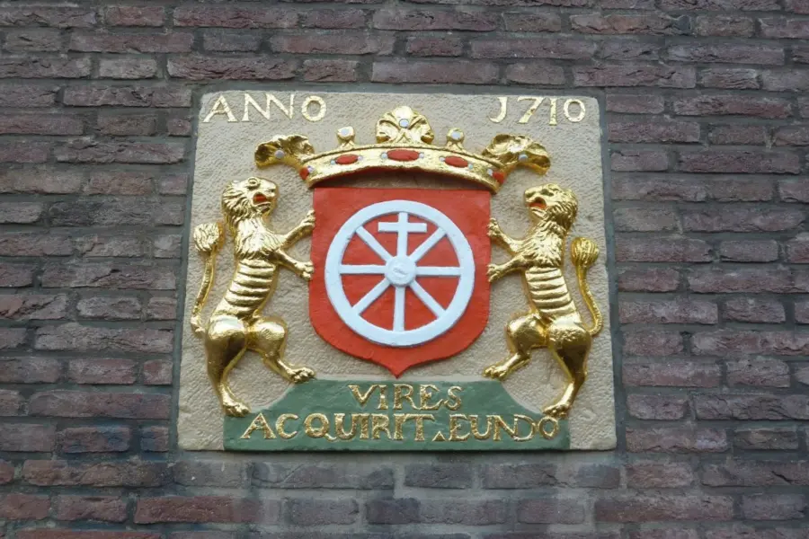 WA023 3 Stadswapen Hoogstraat 109 zijgevel Na restauratie oktober 2013 jpg