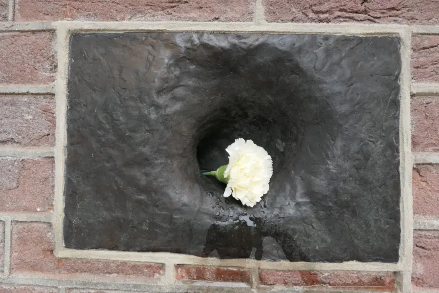 WA295 2 Anjermonument Hotel De Wereld 5 Meiplein Robbert Kamphuis 2021 JPG