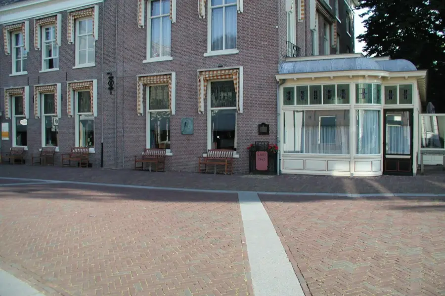 WA036 1 Plaquette en hekwerk Overgave 5 Meiplein Douwinga jpg