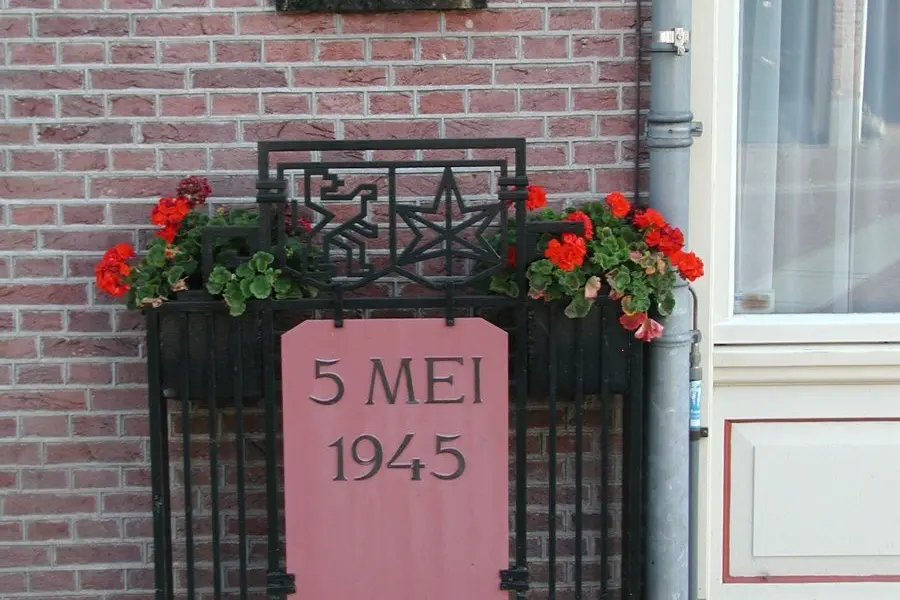 WA036 2 Plaquette en hekwerk Overgave 5 mei plein jpg