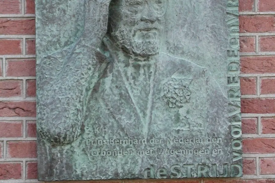 WA035 2 Monument Prins Bernard 5 mei plein jpg