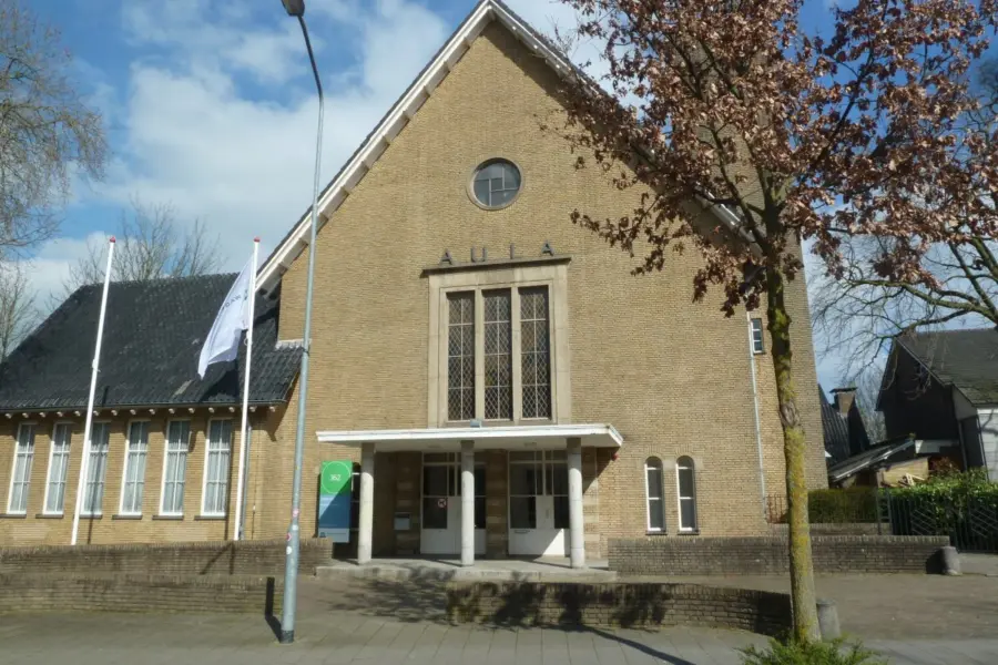 WA235 1 Gebrandschilderd raam voorzijde Aula JPG