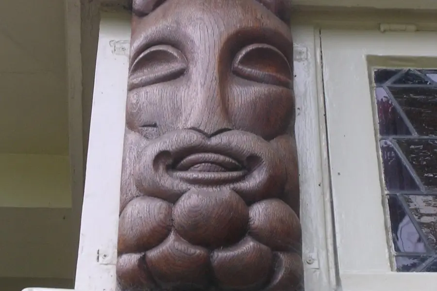 WA165 3 Houten maskers Generaal Foulkesweg 70 72 JPG