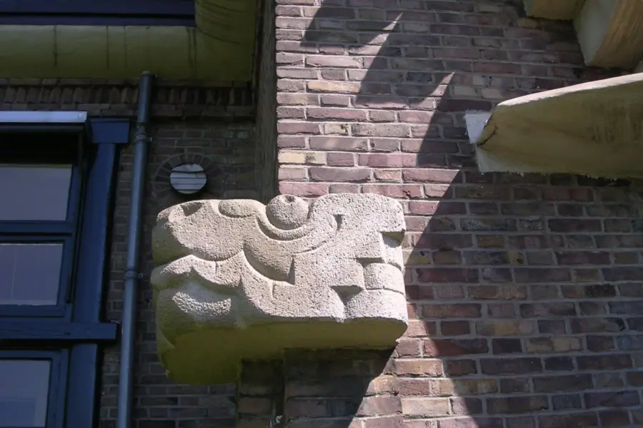 WA164 2 ornamentstenen Leeuwenkoppen Hesseling van Suchtelenweg 4 west ingang JPG