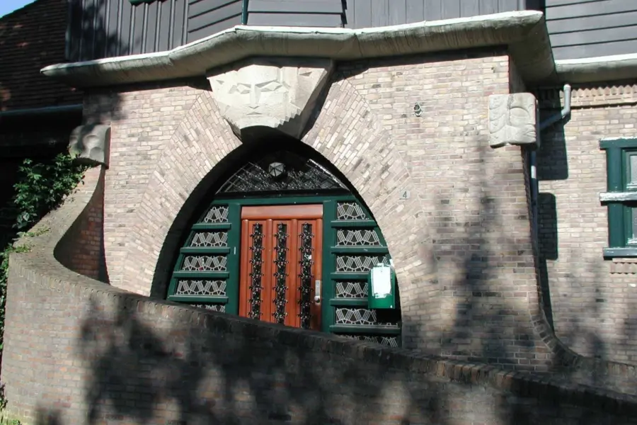 WA163 1 sluit en hoekstenen Maskers Hesseling van Suchtelenweg 4 entree oost Polet jpg