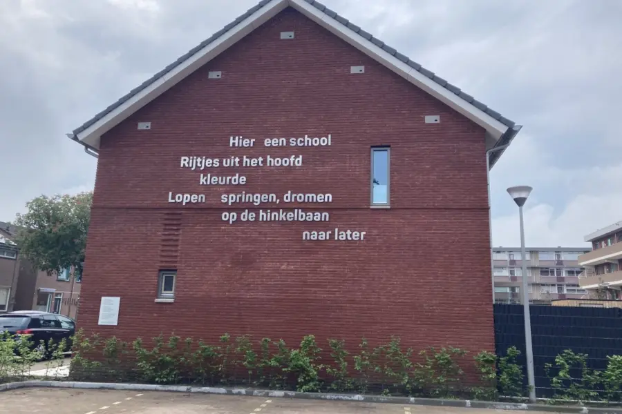 WA318 1 Muurgedicht Ireneschool Gravinnestraat hoek Westerhofseweg Schrijversharten Kamphuis Van Corven 2024 JPG