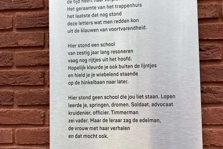 WA318 2 Muurgedicht Ireneschool Gravinnestraat hoek Westerhofseweg Schrijversharten Kamphuis Van Corven 2024 2 jpg