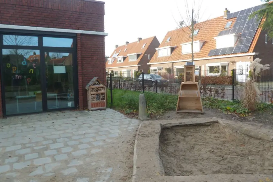 WA273 1 De Belatafel muzikaal bijenhotel De Bijenkorfschool Buurtseweg Kluizenaar Besten JPG