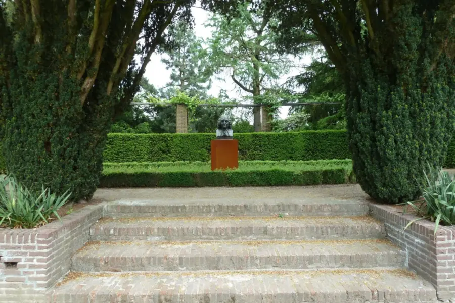 WA111 1 Linnaeus borstbeeld Arboretum De Dreijen Kruyer jpg